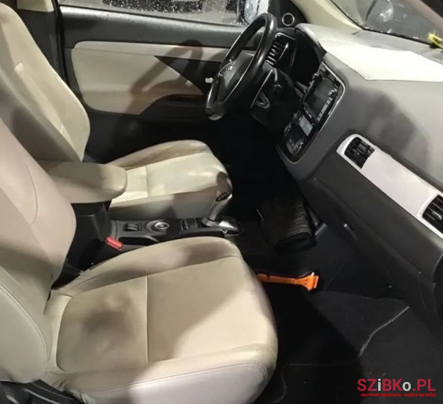 2014' Mitsubishi Outlander 2.0 2Wd Cvt Invite photo #6