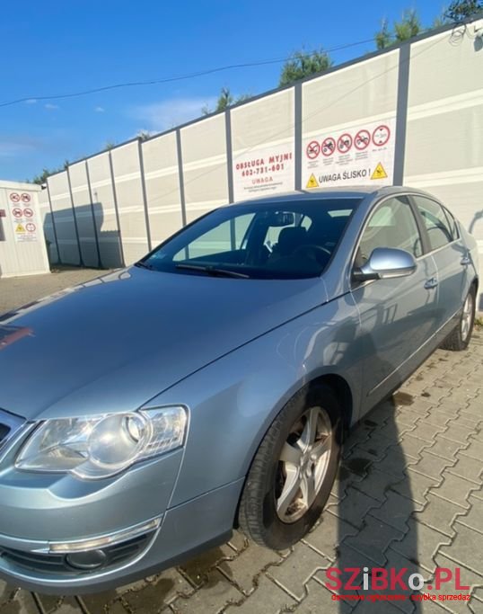 2005' Volkswagen Passat photo #3