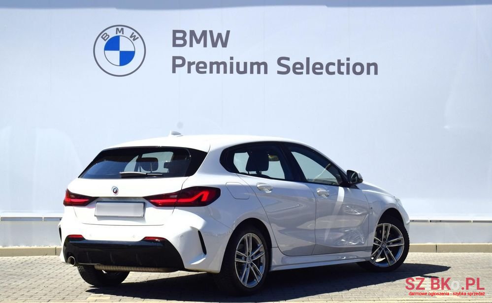 2022' BMW 1 Series photo #2