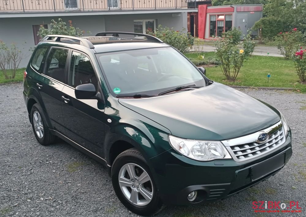 2011' Subaru Forester photo #3