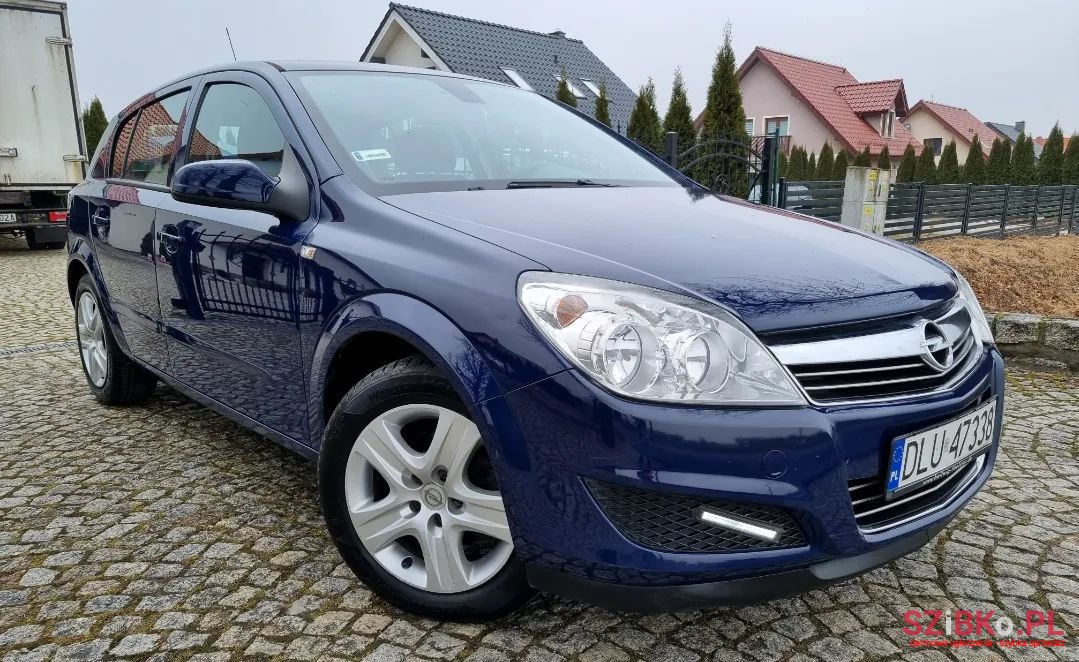 2008' Opel Astra photo #1
