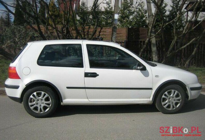 2002' Volkswagen Golf photo #1