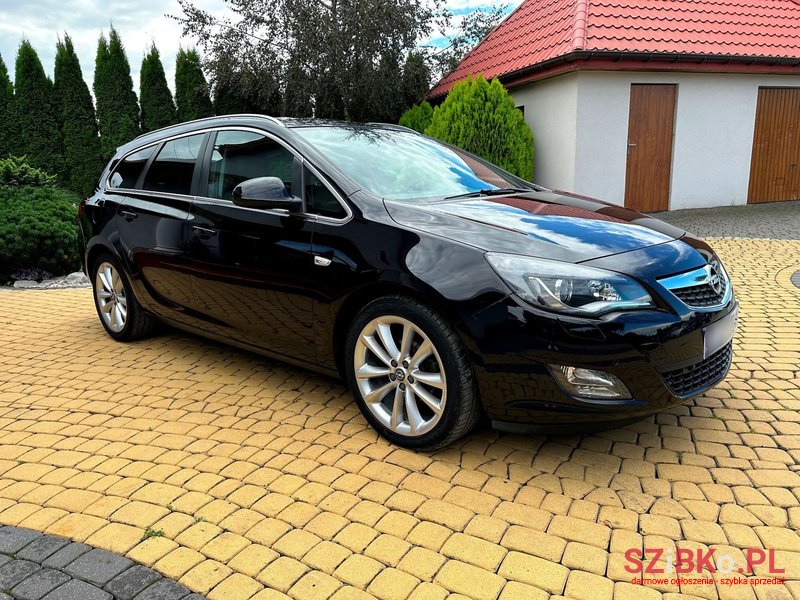 2012' Opel Astra photo #5