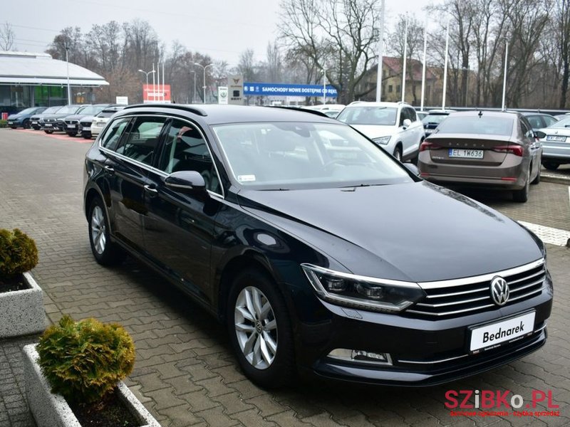 2019' Volkswagen Passat photo #2