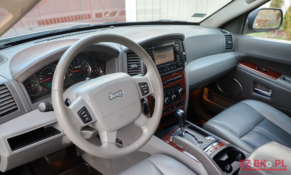 2005' Jeep Grand Cherokee photo #2