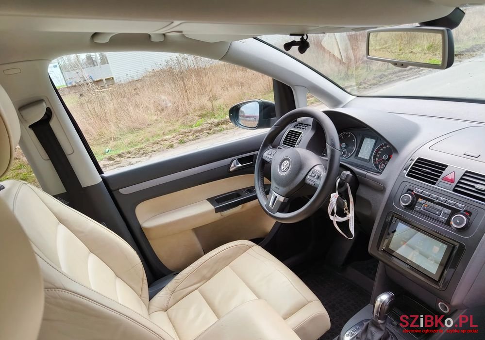 2010' Volkswagen Touran photo #6