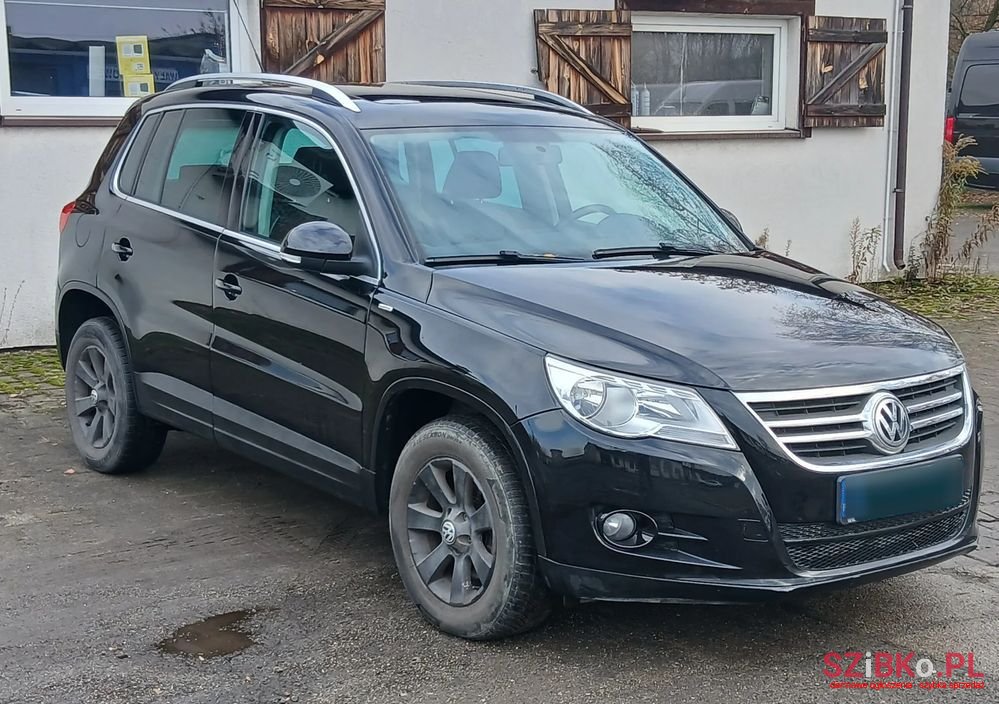 2010' Volkswagen Tiguan photo #2