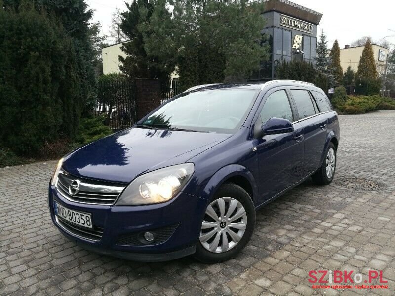 2011' Opel Astra photo #2