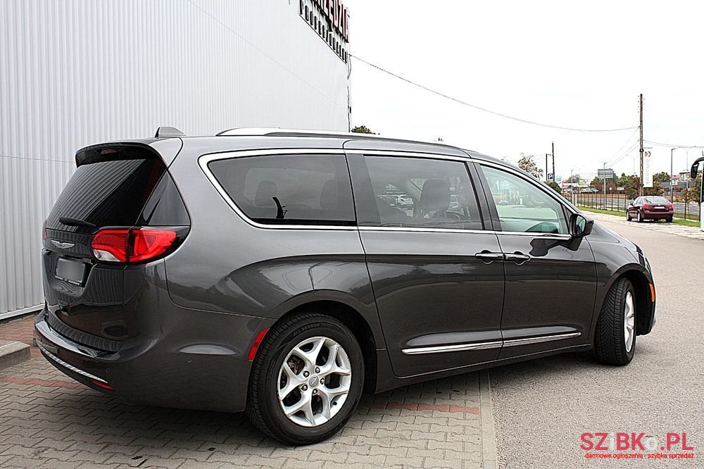 2017' Chrysler Pacifica photo #4