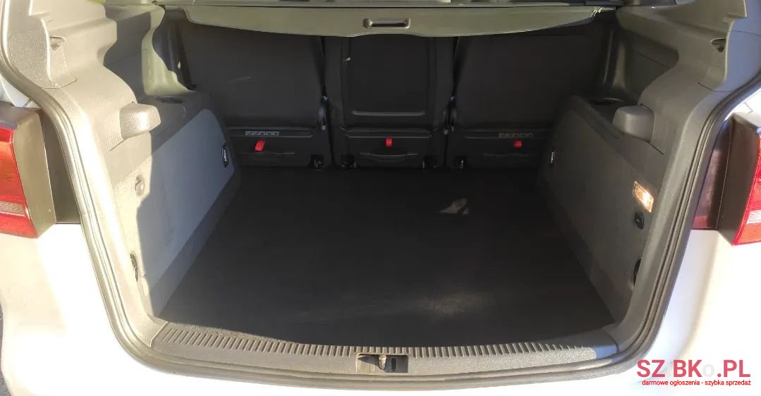 2012' Volkswagen Touran photo #5