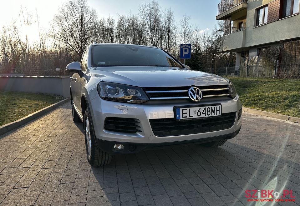 2011' Volkswagen Touareg photo #1