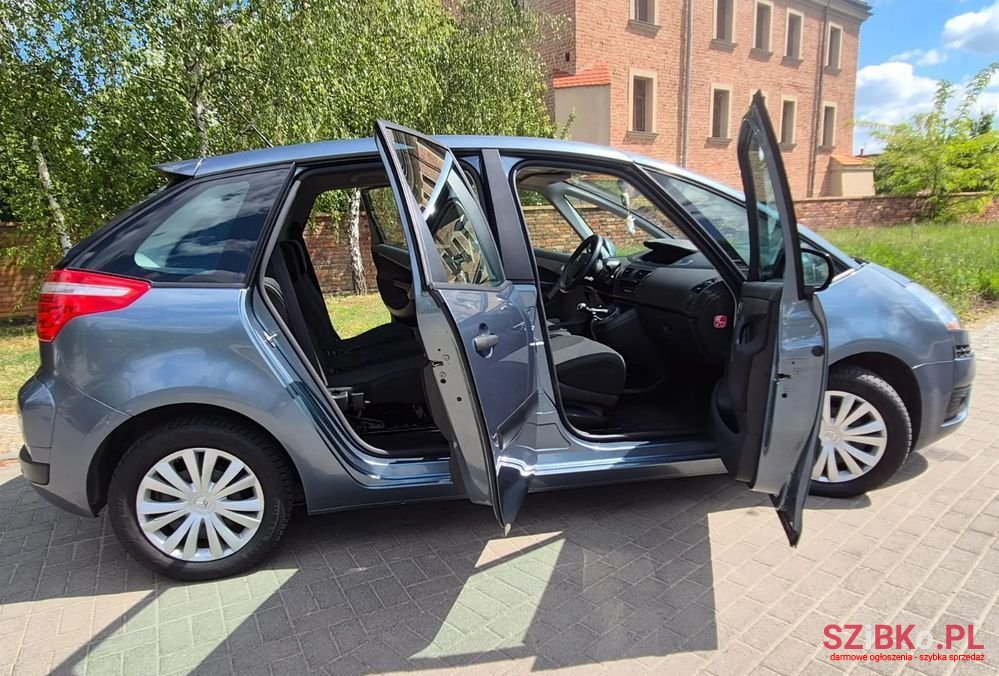 2010' Citroen C4 Picasso photo #5