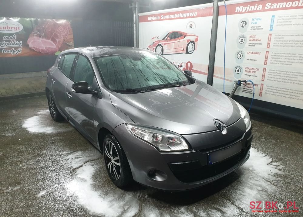 2011' Renault Megane photo #1