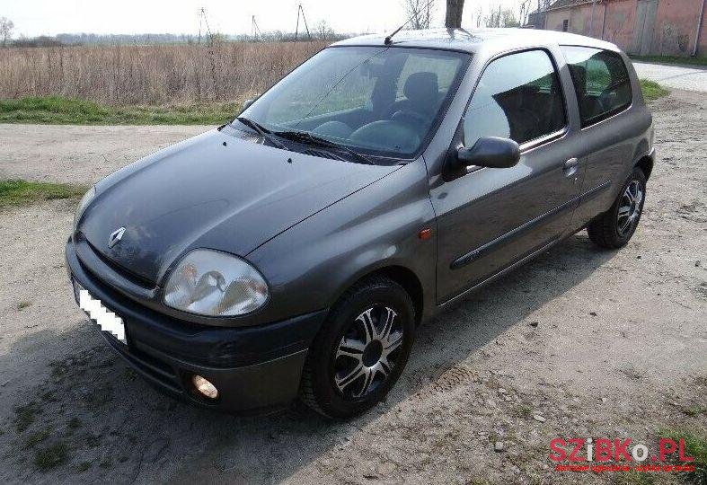 2001' Renault Clio photo #1