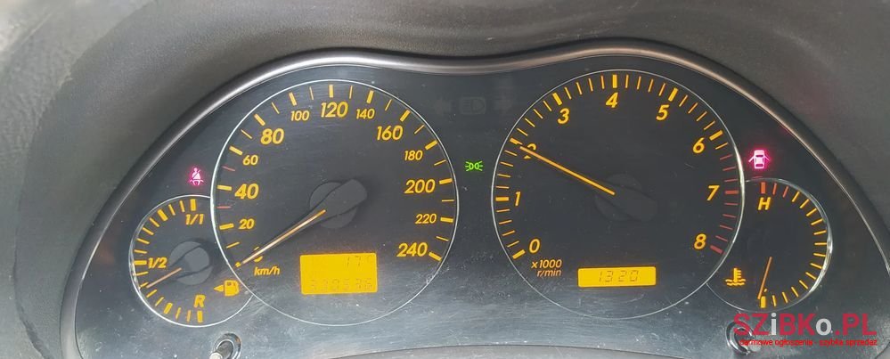 2003' Toyota Avensis photo #2