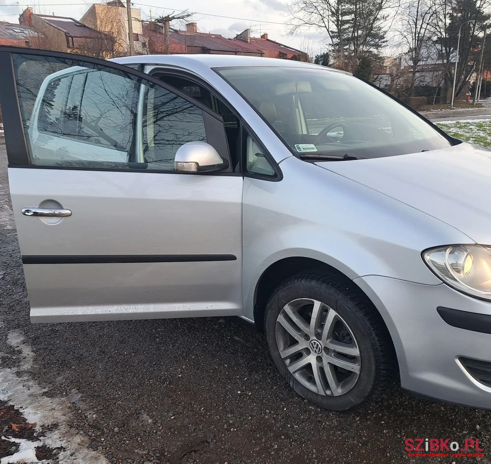 2007' Volkswagen Touran 1.9 Tdi Conceptline photo #3