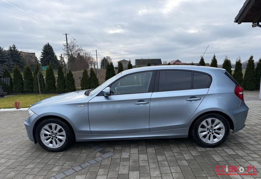 2009' BMW 1 Series 116I photo #2