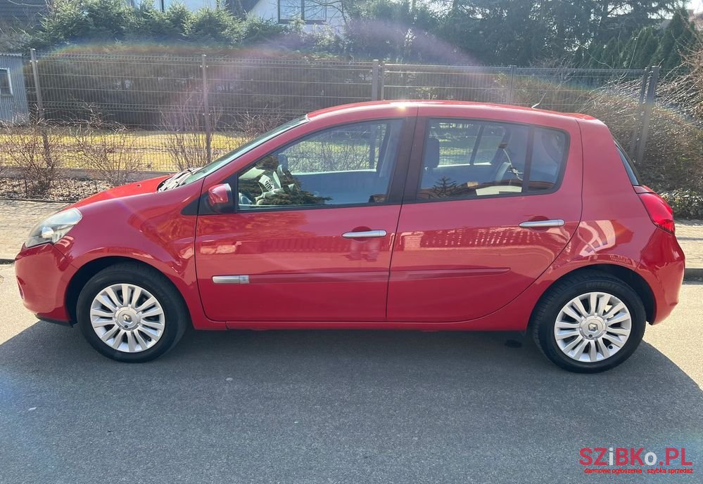 2010' Renault Clio photo #4