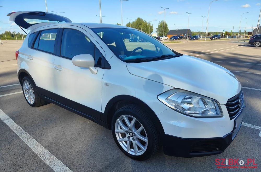 2014' Suzuki SX4 photo #2