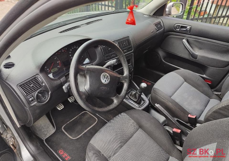 2003' Volkswagen Golf photo #6