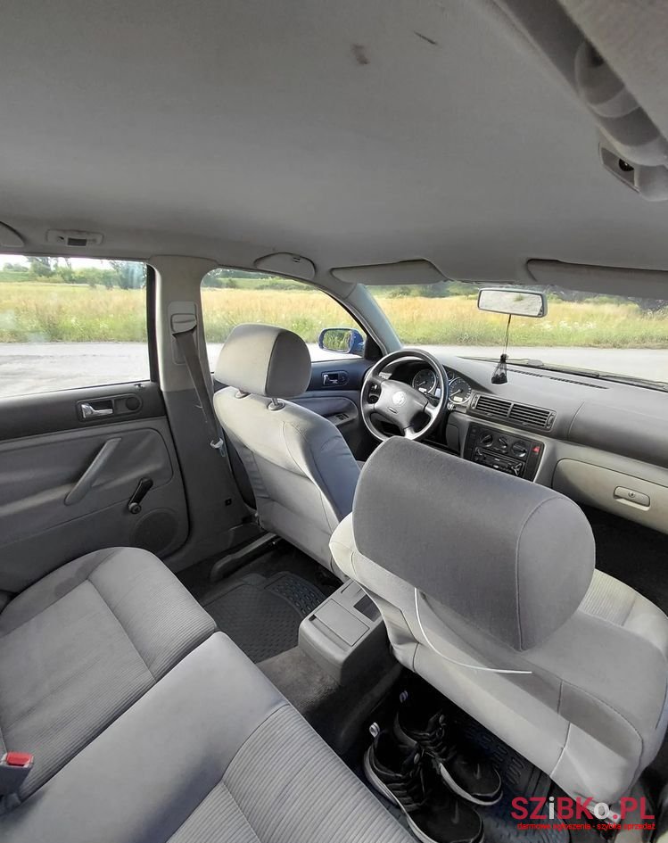 2001' Volkswagen Passat Variant photo #2