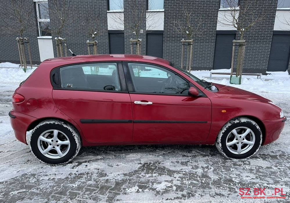 2001' Alfa Romeo 147 photo #2