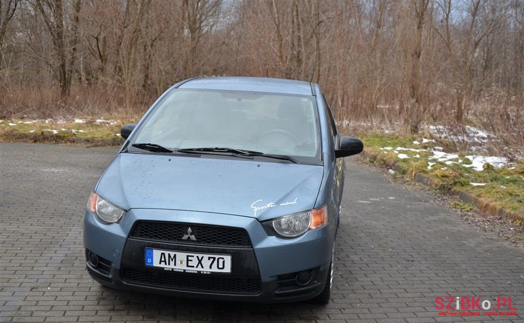 2009' Mitsubishi Colt photo #2