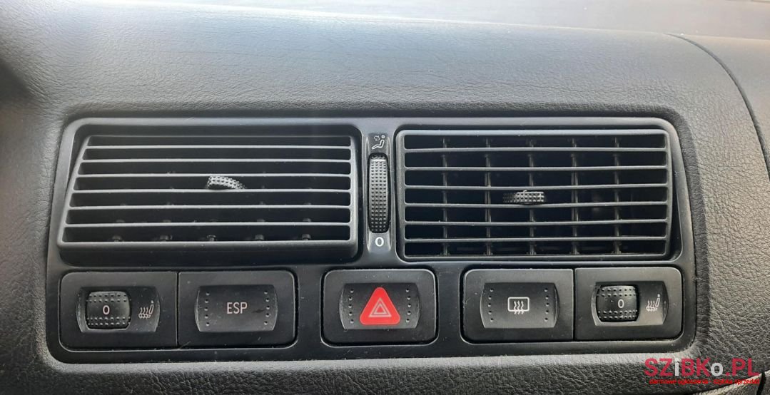 2003' Volkswagen Golf photo #5