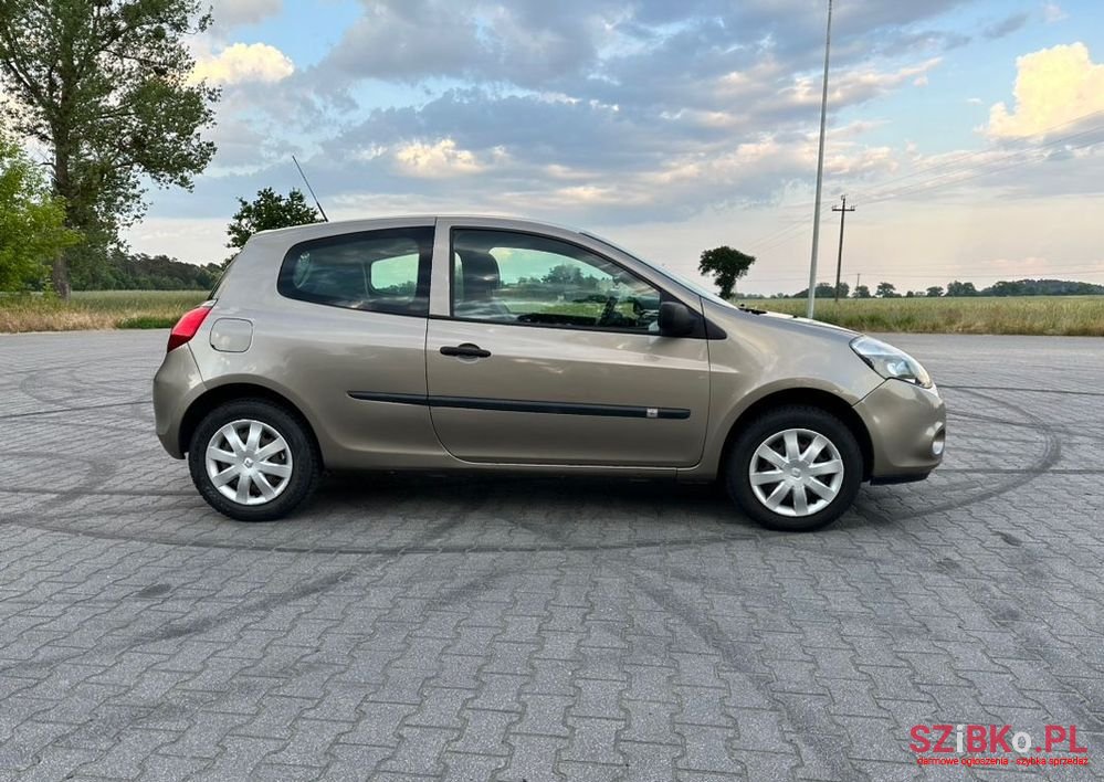 2008' Renault Clio photo #5