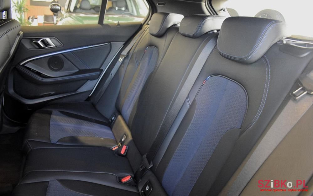 2022' BMW 1 Series photo #6