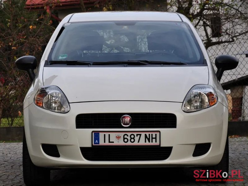 2011' Fiat Grande Punto photo #1