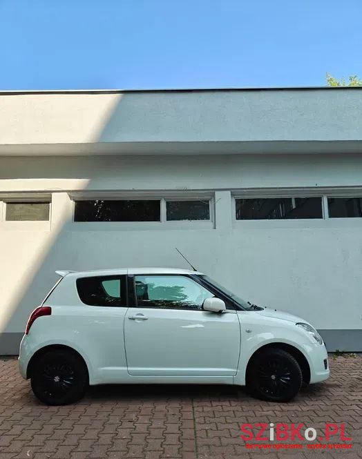 2009' Suzuki Swift photo #3