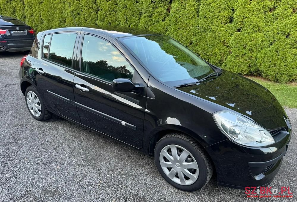 2008' Renault Clio photo #2