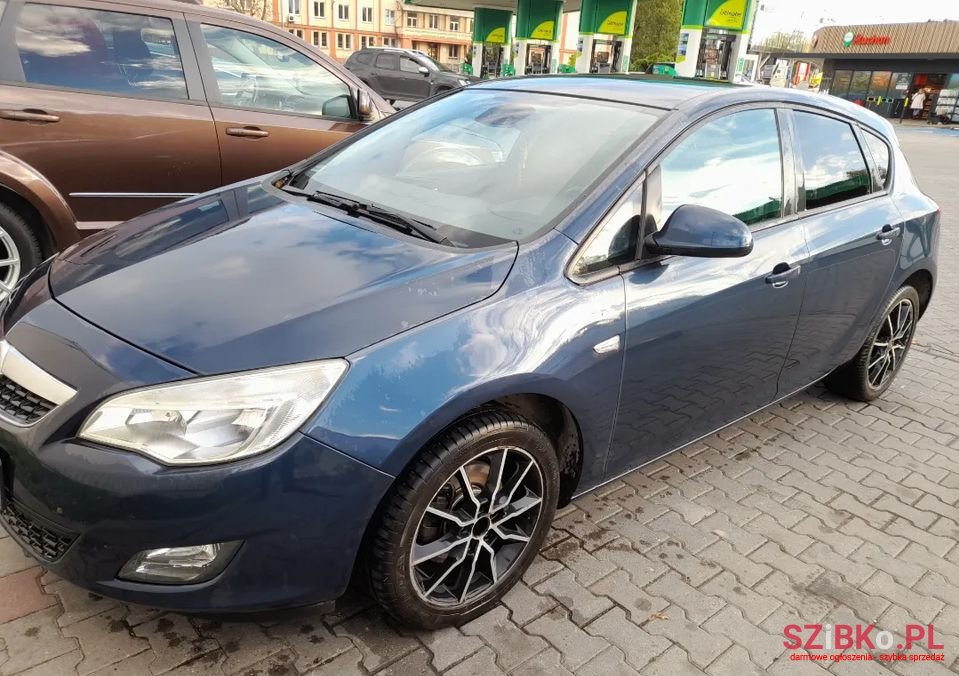 2011' Opel Astra photo #2