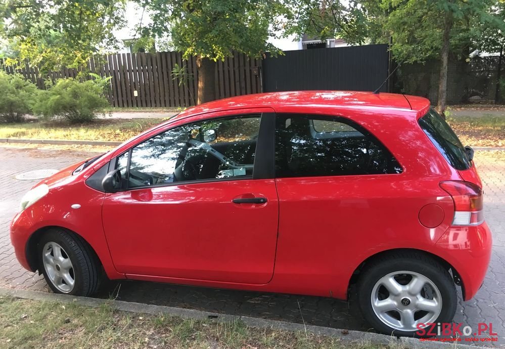 2009' Toyota Yaris photo #2