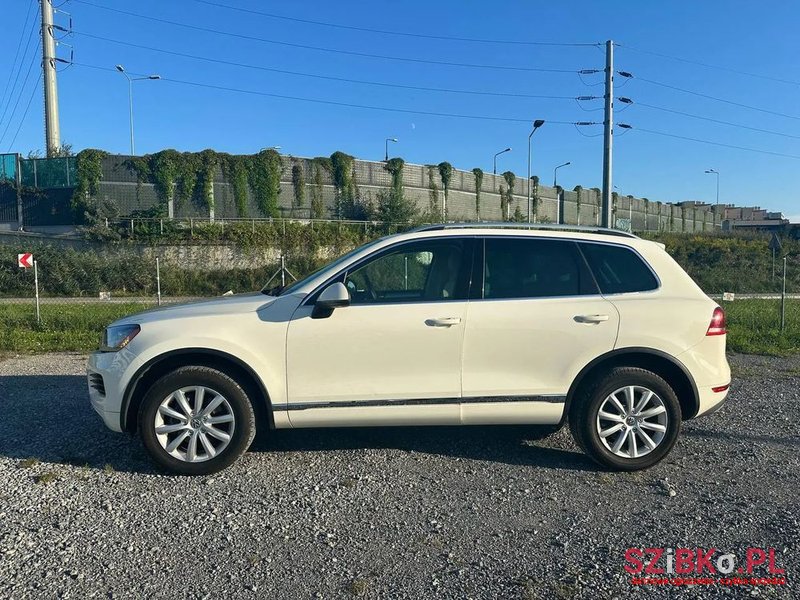 2011' Volkswagen Touareg photo #2