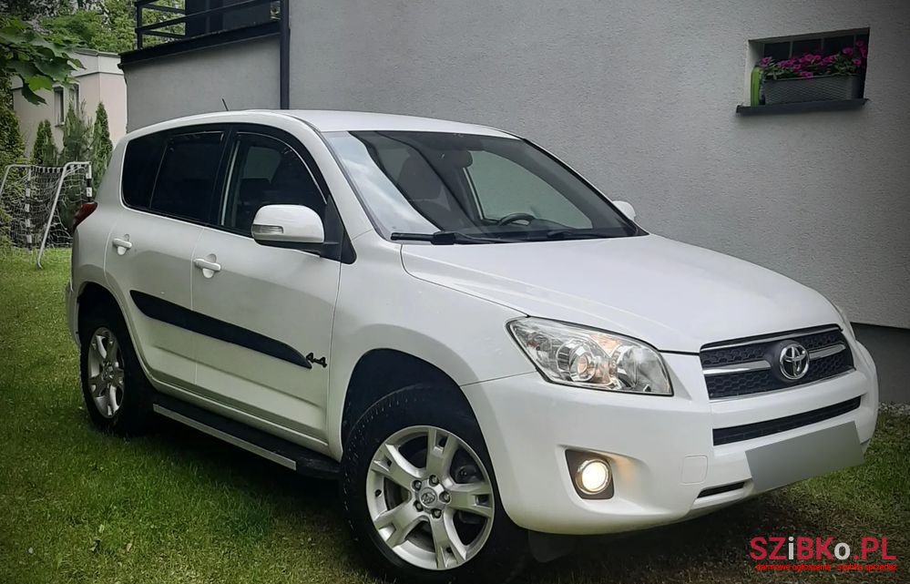 2010' Toyota RAV4 2.2 D-4D 4X4 photo #2