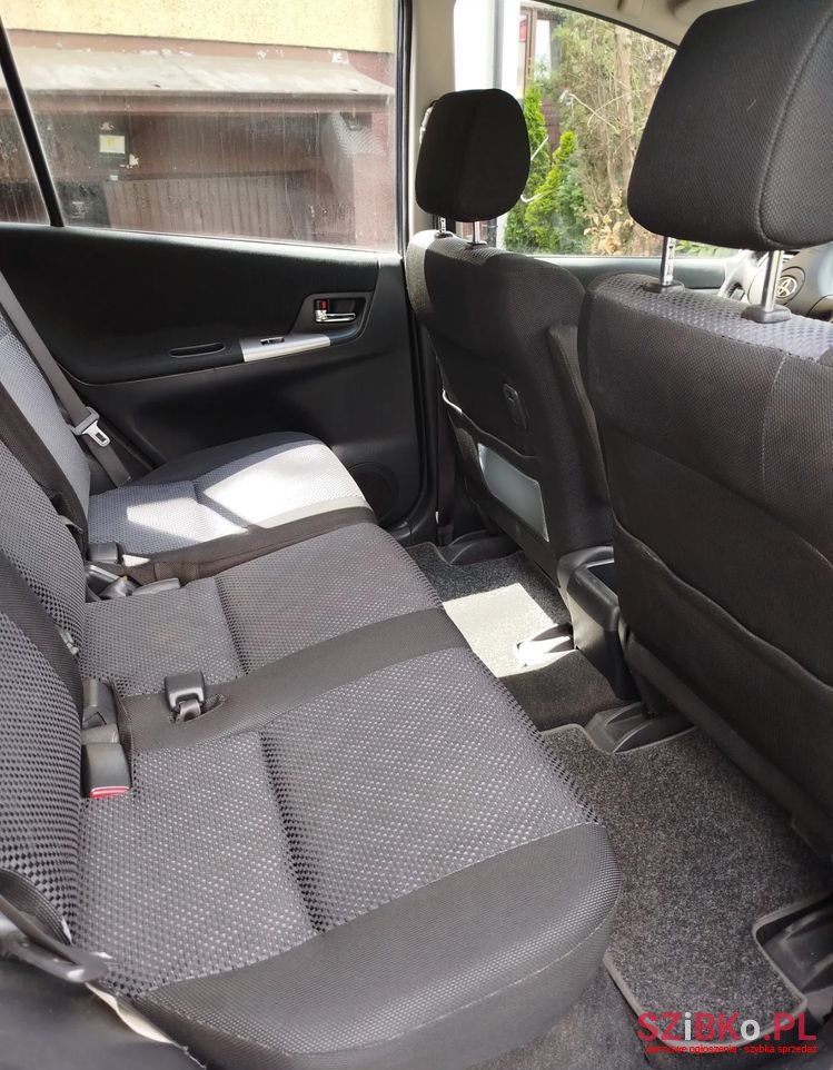 2004' Toyota Corolla Verso photo #2