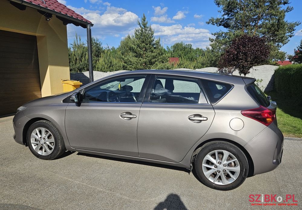2013' Toyota Auris 1.6 Executive photo #4