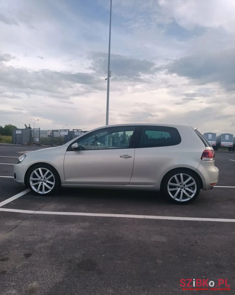 2009' Volkswagen Golf photo #2