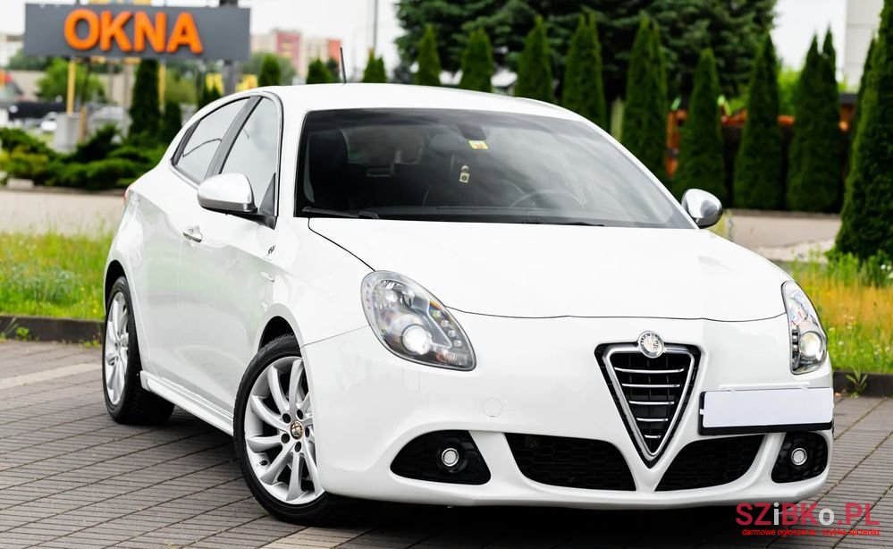 2012' Alfa Romeo Giulietta photo #1