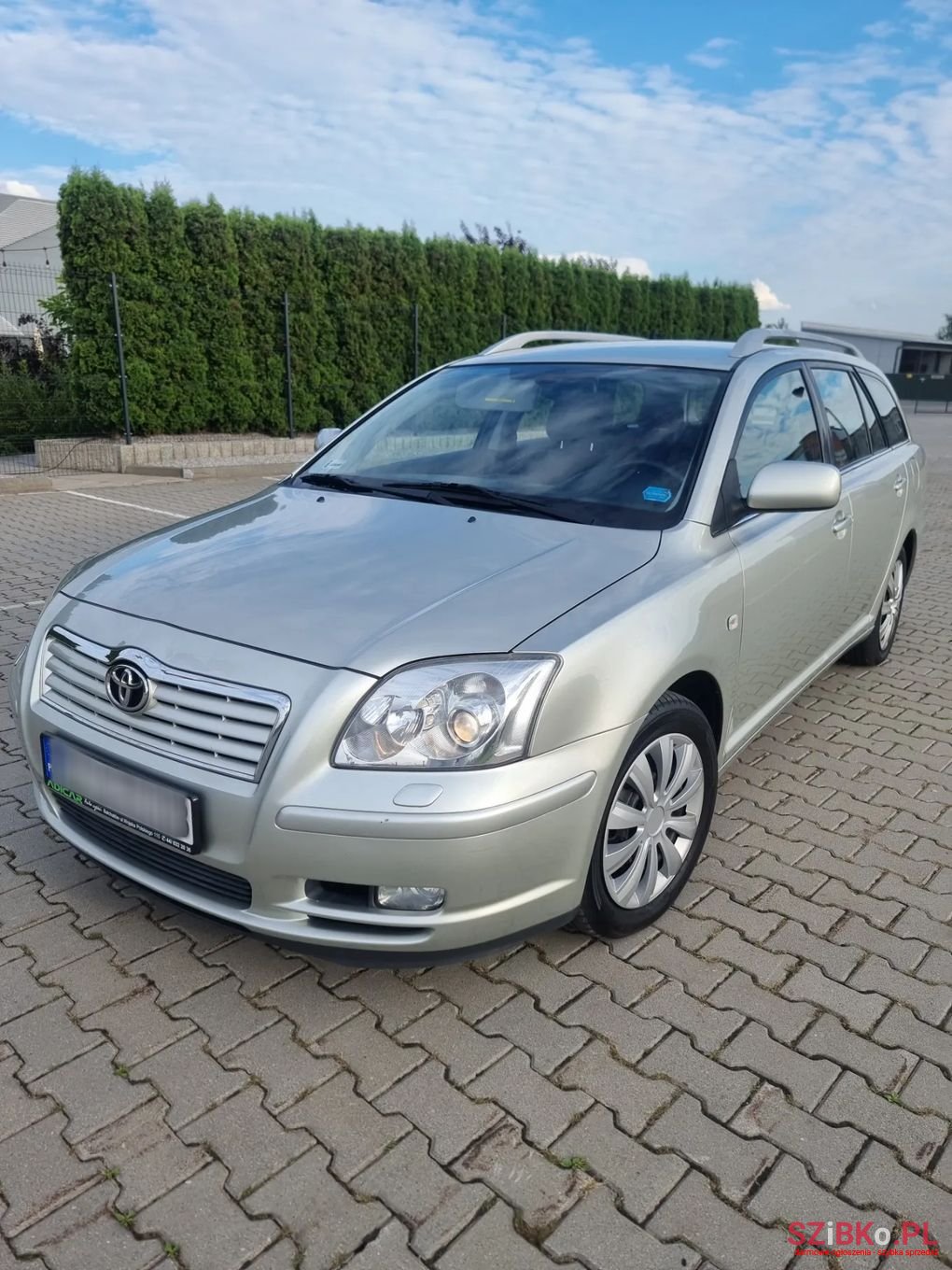 2003' Toyota Avensis photo #1