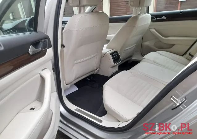 2016' Volkswagen Passat photo #6