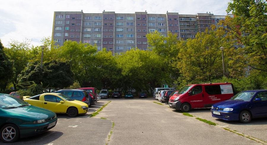 Parkujesz tyłem pod blokiem? Jeden szczegół może kosztować cię mandat