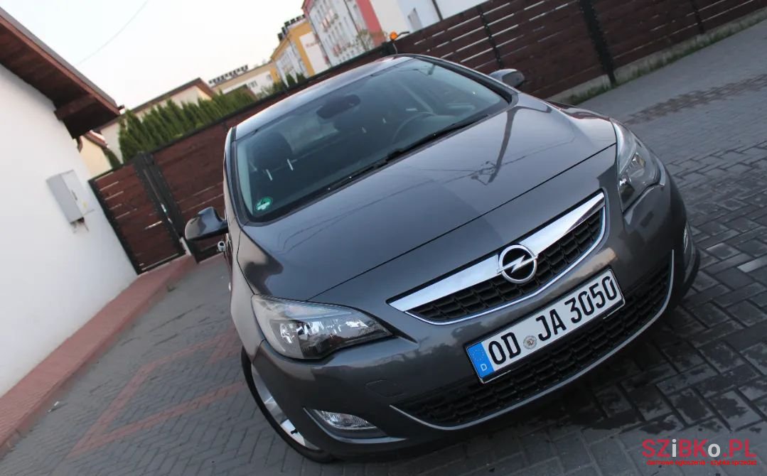 2010' Opel Astra photo #3