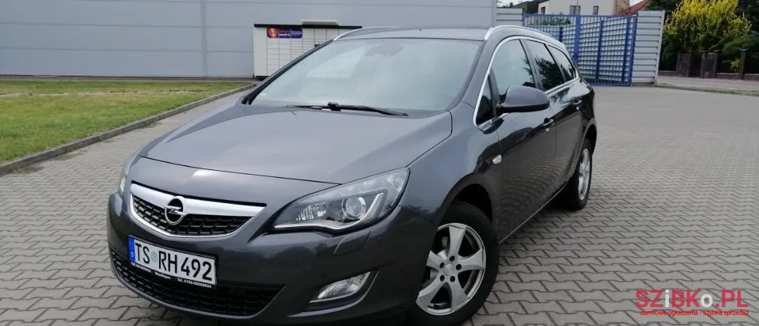 2011' Opel Astra photo #1