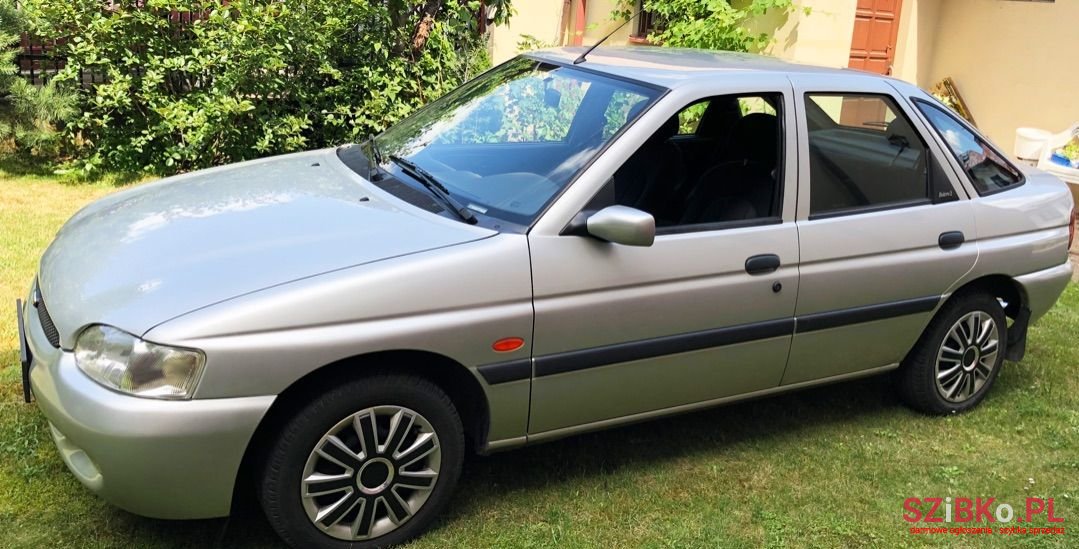 2000' Ford Escort photo #6