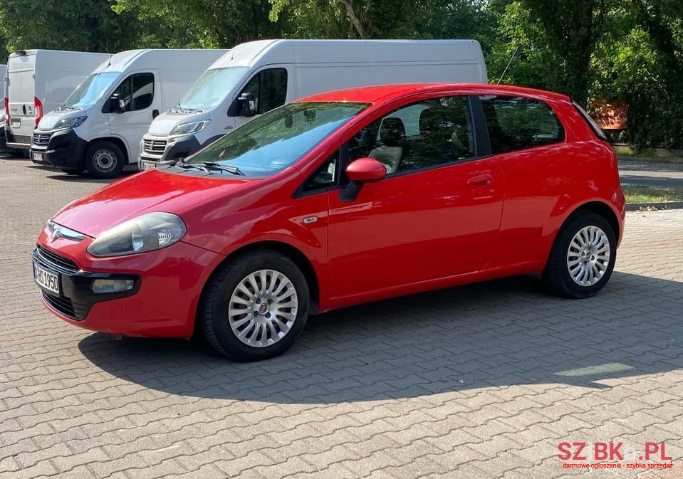 2011' Fiat Punto Evo photo #1