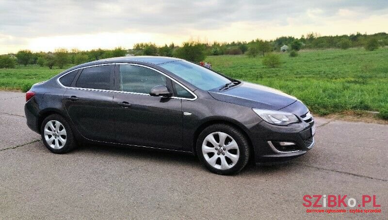 2013' Opel Astra photo #2