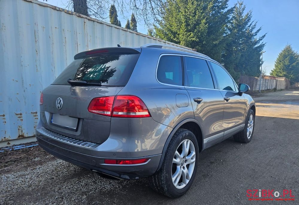 2013' Volkswagen Touareg photo #6